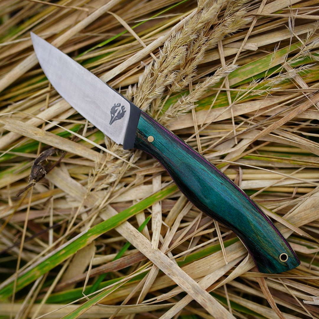 noz-edc-prezen-gadzet-codzienny-las-natura-mezczyzna-kobieta