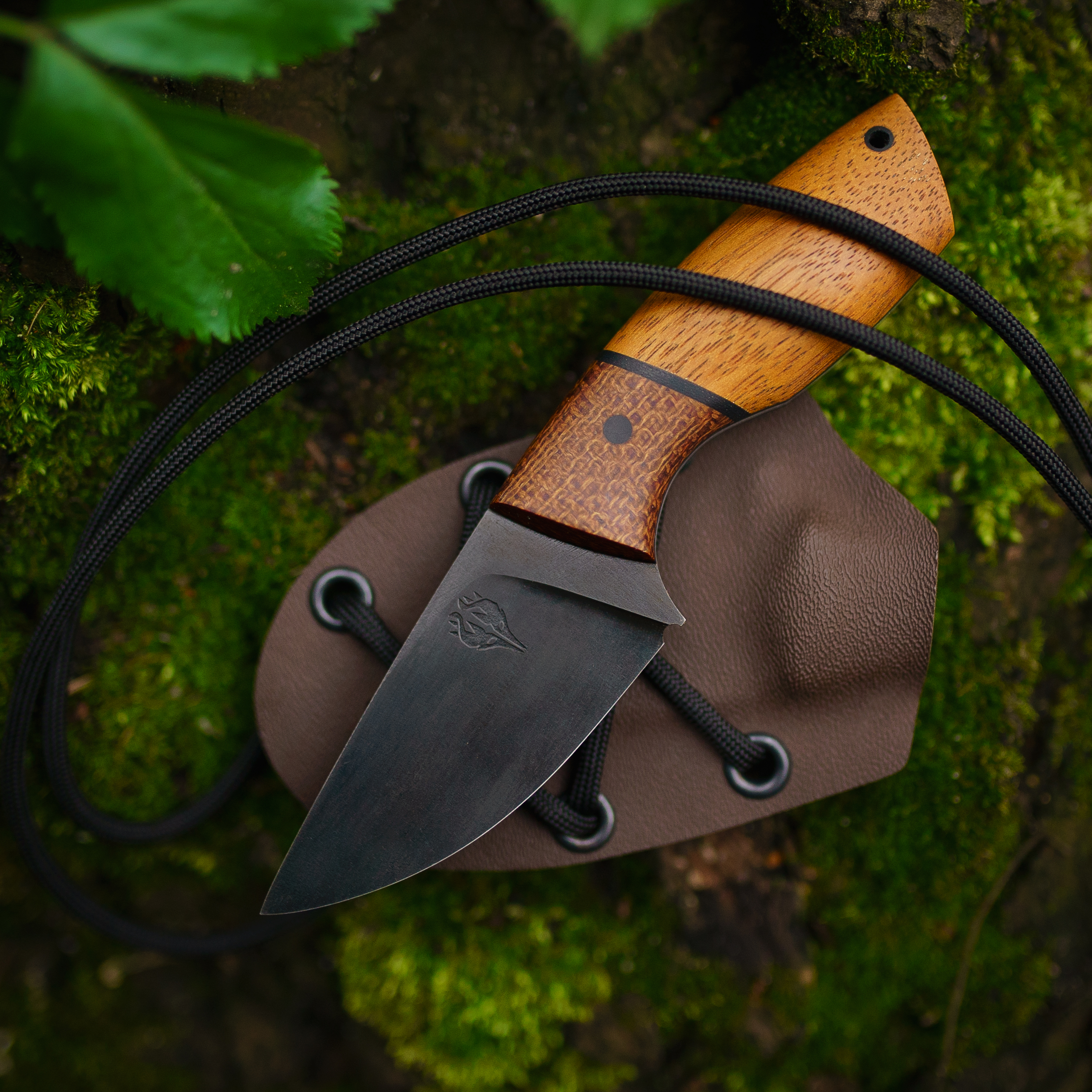 noz-neck-recznie-robiony-custom-edc-ekwipunek-noszony-codziennie-na-szyje-rzemieslniczy-natura-drewno-maly-lekki-ciemny