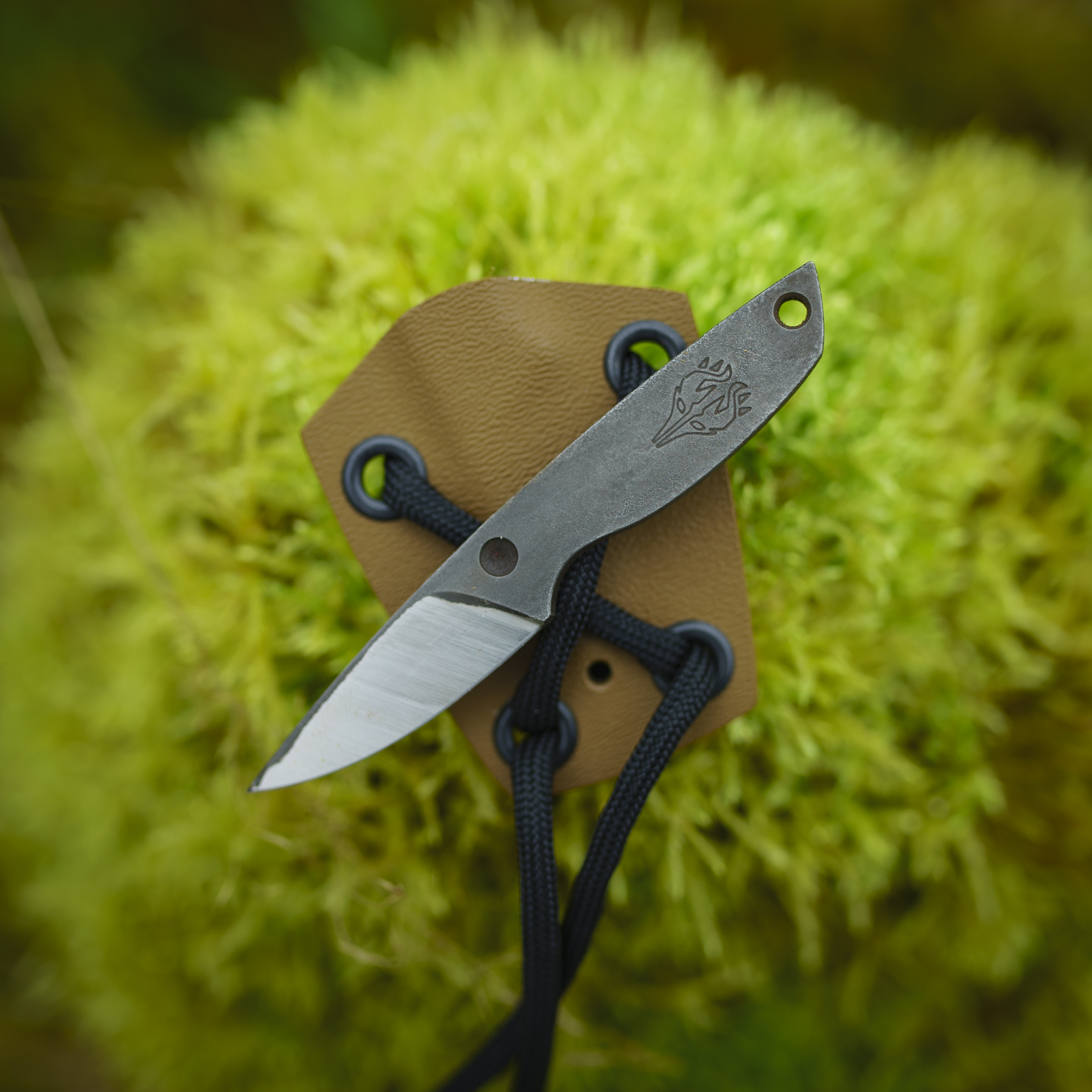 noz-neck-mikro-mini-maly-ultralight-ultralekki-malutki-trawiony-handmade-rzemieslniczy-custom-biesy-kydex-paracord